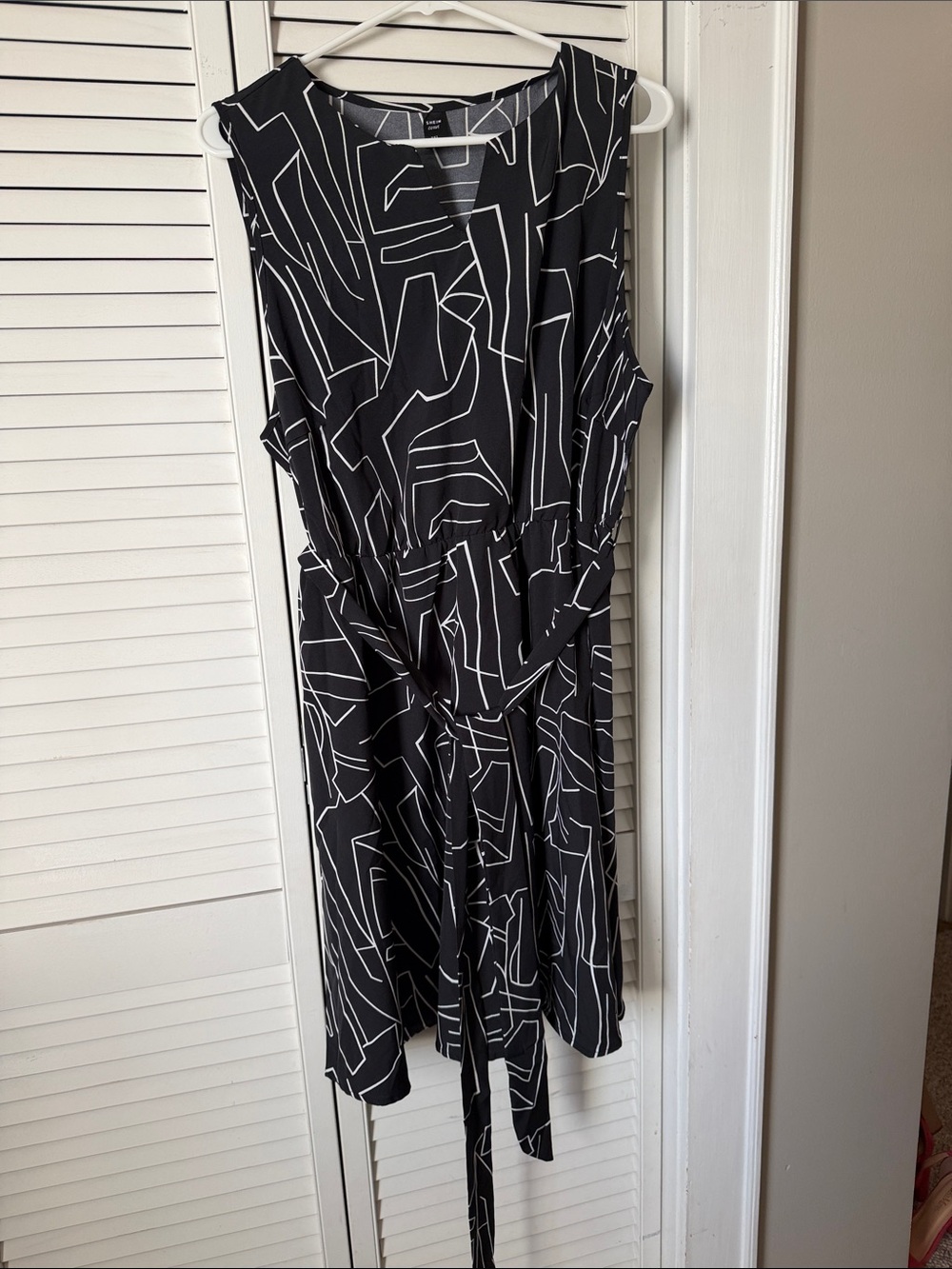 SHEIN Black & White Geometric Midi Tie-Waist Dress